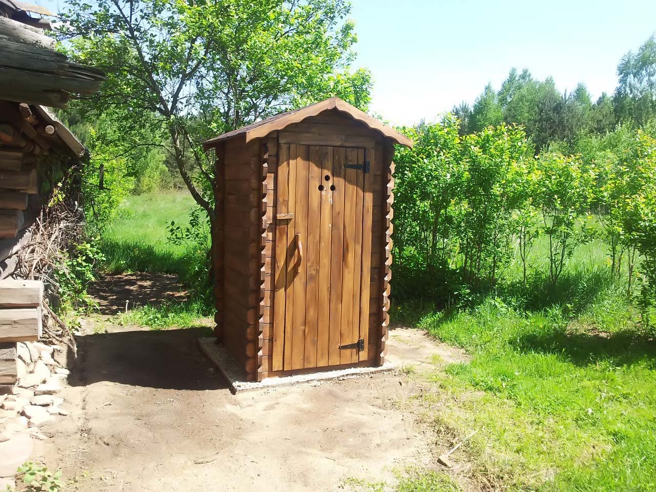 Дачный туалет из дерева